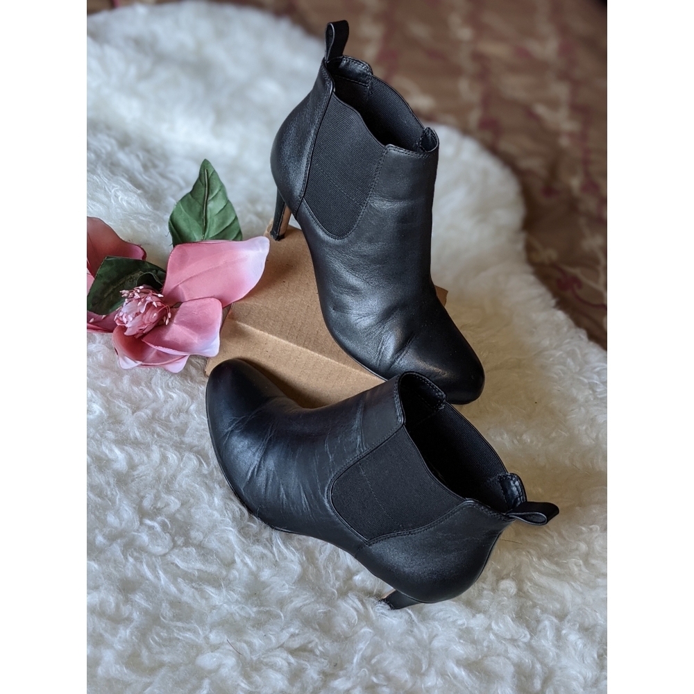 Clarks Sunset | Kitten Heel Black Booties Size 6.5